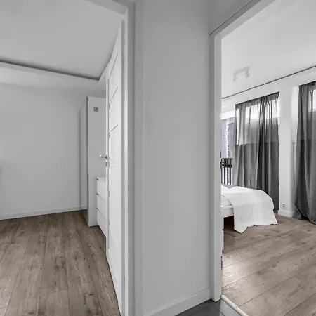 アパート 11th Floor Center - 57m2, Two Bedrooms - By Rentujemy ワルシャワ